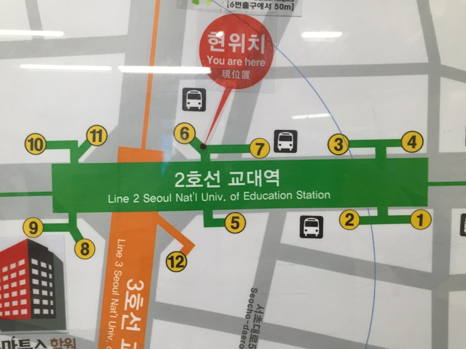 ソウルメトロ　教大駅・キョデヨッ『교대역』　6番出口を目指して行きます。